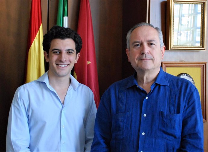 El decano de la Facultad de Medicina de la Universidad de Sevilla (US), Luis Capitán (d), recibe al estudiante Jesús Barragán (i).