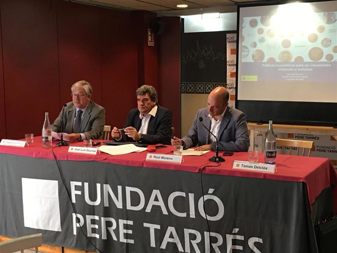 El ministro José Luis Escrivá (en el centro), en un almuerzo de la Fundació Pere Tarrés