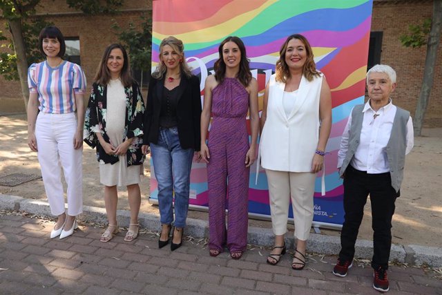 (I-D) La ministra de Ciencia e Innovación, Diana Morant; la ministra de Derechos Sociales y Agenda 2030, Ione Belarra;  la vicepresidenta segunda del Gobierno y ministra de Trabajo, Yolanda Díaz; la ministra de Igualdad, Irene Montero; la secretaria de Es