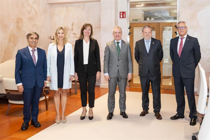 Una delegación de la AVC se ha reunido este viernes con Urkullu y Azpiazu