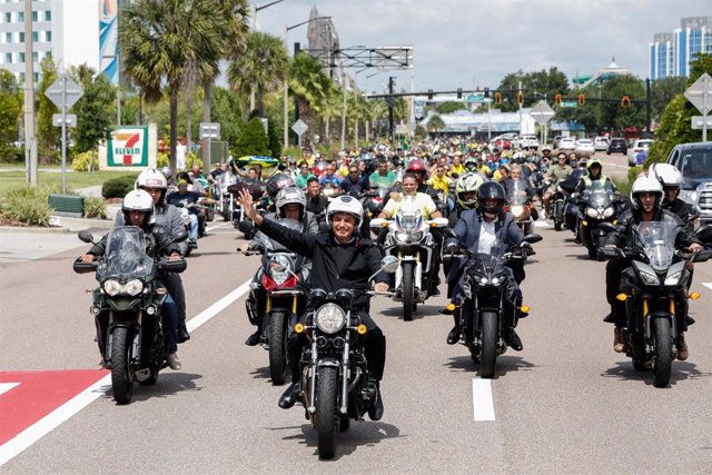 El presidente de Brasil, Jair Bolsonaro, y su tropa sobre ruedas.