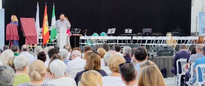 El alcalde de La Algaba, durante el acto de inauguración del nuevo centro multifuncional 'Algaba Plaza'.