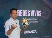 Abanca lleva reciclados casi 2.000 kilos de redes de pesca para convertirlas en mallas de más de 100 porterías