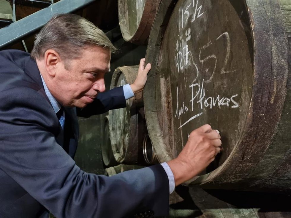 Planas pone su firma a un tonel de Bodegas Toro Albalá.