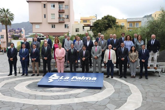 Foto de familia durante la celebración de la reunión de la Comisión de Diputaciones de la Federación Española de Municipios y Provincias (FEMP) en La Palma (Canarias)