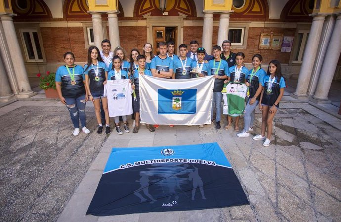 El alcalde de Huelva, Gabriel Cruz, y la concejal de Participación Ciudadana y Deportes, María Teresa Flores, han recibido en el Ayuntamiento de la capital al Club Deportivo Multideporte Huelva.