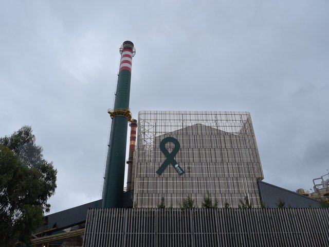 Vista de la fábrica de celulosa Ence ante la que in millar de personas protestan, por la contaminación de la ría, a 19 de junio de 2022, en Pontevedra, Galicia, (España).