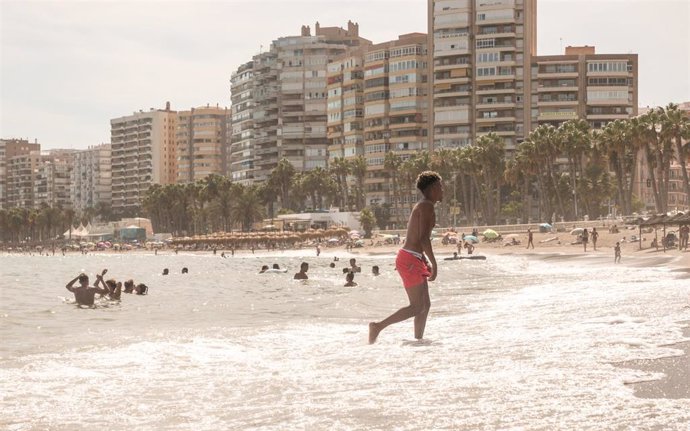 Archivo - Bañistas disfrutan en la playa de Málaga en una imagen de archivo