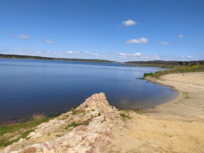 El embalse de La Colada, visto desde la playa.