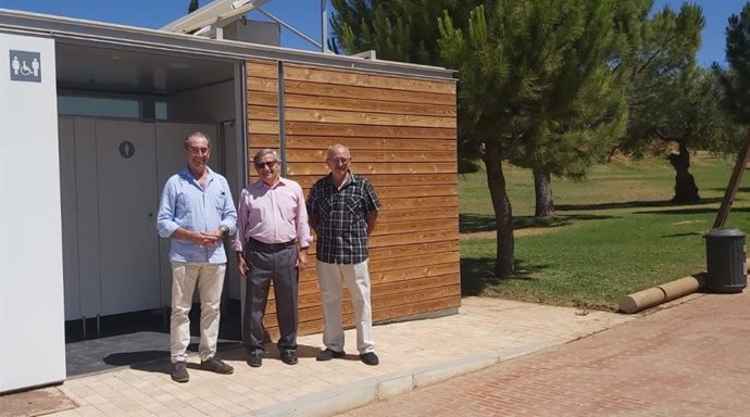 Antonio Alvárez (izda), junto a representantes vecinales, ante el nuevo módulo de aseos ubicado en el Parque de la Asomadilla.