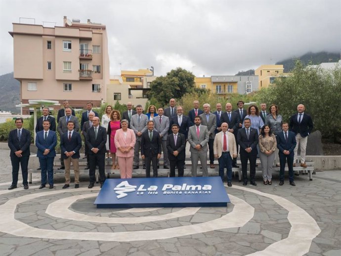 Foto de familia de la Comisión de Diputaciones Provinciales, Cabildos y Consejos Insulares reunida en La Palma