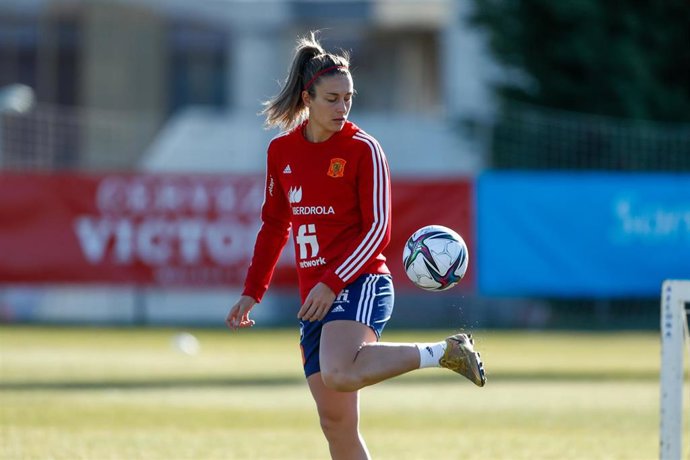 Archivo - Alexia Putellas in action during the women football Team of Spain training sesion, at Ciudad del Futbol on February 15, 2022, in Las Ronzas, Madrid, Spain.