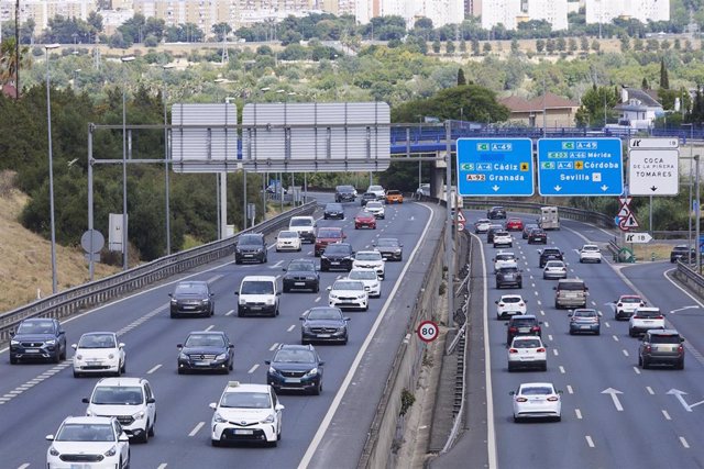 Comienzan las vacaciones para algunos y con ello, la operación salida activada por la DGT muchos coches circulan por las autovías de la red de carreteras buscando la costa o espacios interiores, a 30 de junio de 2022 en Sevilla (Andalucía, España)