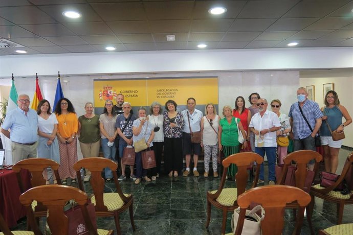 La subdelegada, Rafaela Valenzuela, junto a los visitantes que han visitado la Subdelegación del Gobierno.