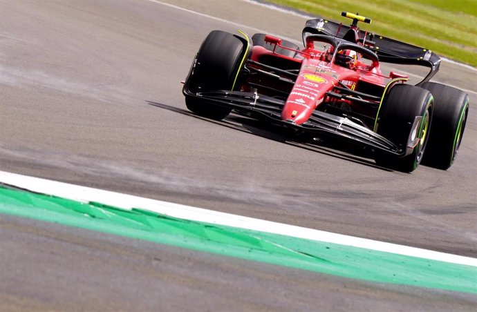 El piloto español Carlos Sainz (Ferrari), durante la primera sesión de entrenamientos libres del Gran Premio de Gran Bretaña 2022, en el circuito de Silverstone.