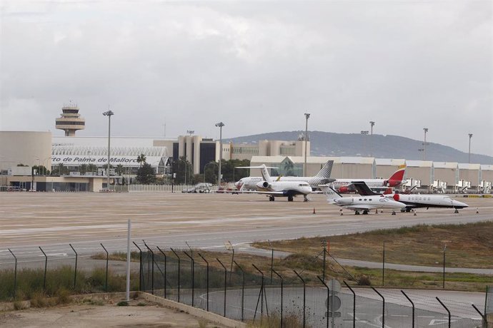 Archivo - Varios aviones en una de las pistas del aeropuerto de Palma. 