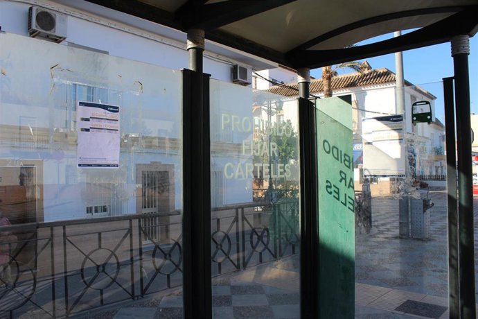 Marquesina con horarios en la localidad de El Cuervo.