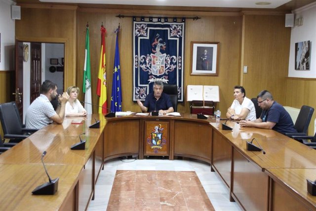 Matías González (centro), en el Salón de Plenos del Ayuntamiento de Hinojosa.
