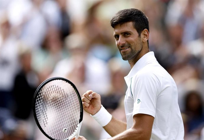 Novak Djokovic celebra su victoria en un partido en Wimbledon