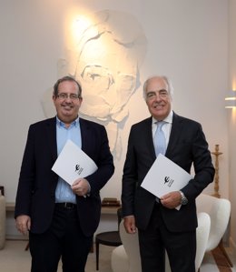 El director general de Fundación Ibercaja, José Luis Rodrigo, y el presidente de la Fundación Excelentia, Javier Martí, rubrican un convenio para el desarrollo de la temporada de conciertos 2022-2023.