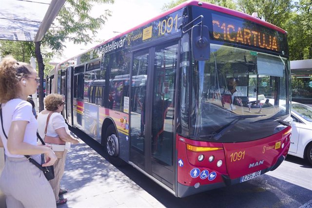 Dos mujeres esperan la apertura de puertas de un autobús de Tussam, a 21 de junio de 2022 en Sevilla (Andalucía, España)