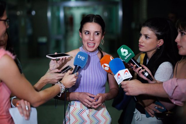 La ministra de Igualdad, Irene Montero, responde a los medios a su llegada a la mesa 'Derechos LGTBI+, del matrimonio a la ley Trans', en el Ministerio de Derechos Sociales y Agenda 2030, a 28 de junio de 2022, en Madrid (España). 