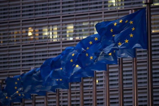 Archivo - Banderas de la UE junto a la sede de la Comisión Europea