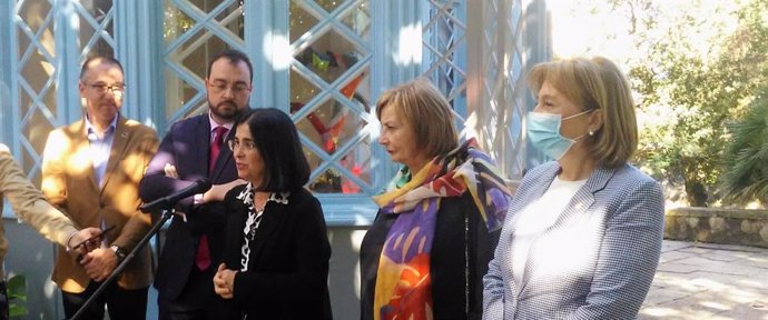 La ministra de Sanidad, Carolina Darias, acompañada del Principado de Asturias, Adrián Barbón; la delegada del Gobierno, Delia Losa; el consejero de Salud, Pablo Fernández Muñiz; y la alcaldesa de Avilés, Mariví Monteserín.