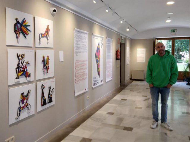 Mikel Belascoain junto a algunas de sus obras