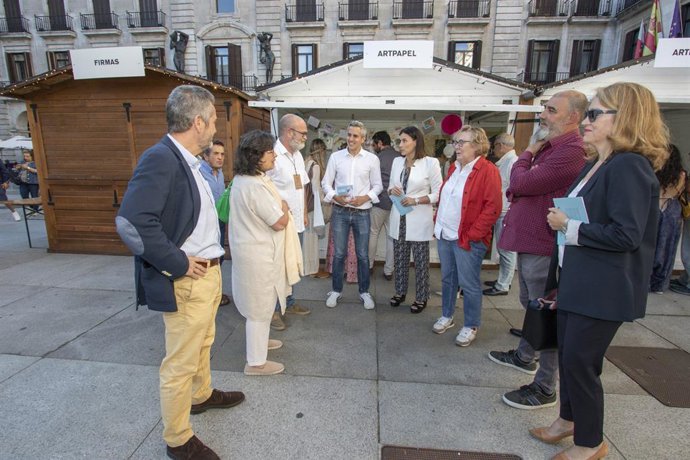 El vicepresidente regional y la alcaldesa de Santander en la inauguración de la Feria del Libro de Santander