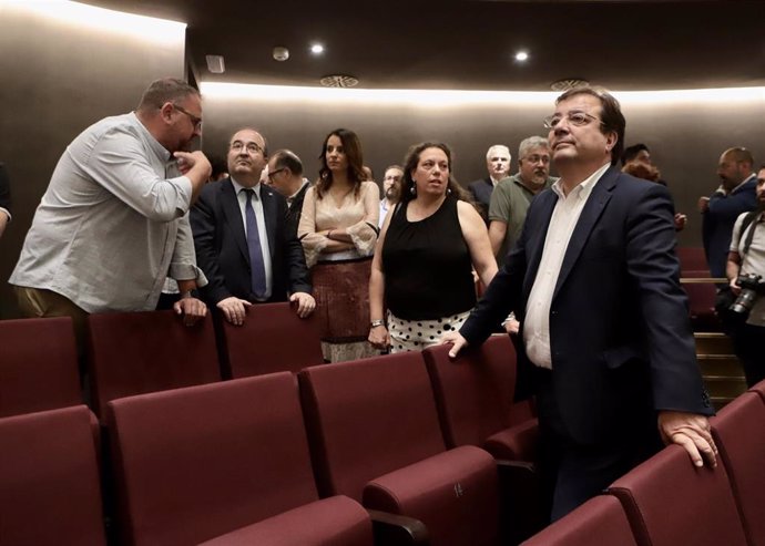 El ministro de Cultura y Deporte, Miquel Iceta, atiende a las explicaciones del alcalde de Mérida, Antonio Rodríguez Osuna, en su visita al renovado Teatro María Luisa de Mérida