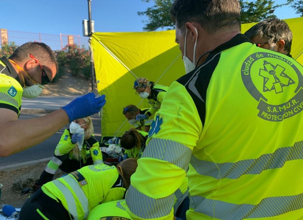 Una moto atropella a un bebe de 22 meses que cruzaba con sus padres en una silla de paseo en Carabanchel
