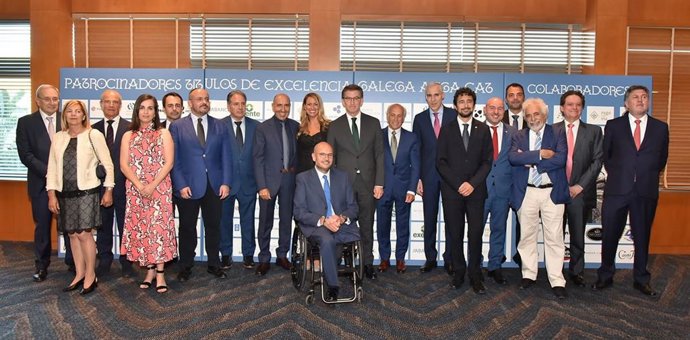 Premiados con los 'Títulos de Excelencia Galega' de la Asociación de Empresarios Gallegos en Cataluña, junto a la delegada del Gobierno, Eugnia Gay; el vicepresidente primero de la Xunta, Francisco Conde; y el líder del PP, Alberto Núñez Feijóo.