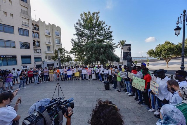 Varias personas durante una manifestación en Ceuta por los sucesos ocurridos a decenas de migrantes en Melilla el pasado 24 de junio, a 1 de julio de 2022, en Ceuta (España). 
