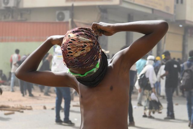 Archivo - 12 May 2022, Sudan, Khartoum: A Sudanese boy takes part in a protest against military rule in Khartoum. Photo: Ela Yokes/ZUMA Press Wire Service/dpa