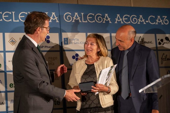 El líder del PP, Alberto Núñez Feijóo, entrega uno de los Títulos de Excelencia Galega de la AEGA-CAT a Marila Santa Clara, viuda del conselleiro Valeriano Martínez