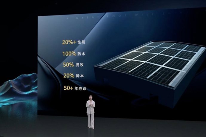 Jasmine Huang, CEO of Antaisolar, introduces Taiyang Roof at the launch event