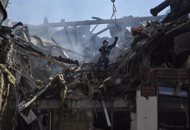 Edificio residencial destruido por las tropas rusas en Kiev, Ucrania.