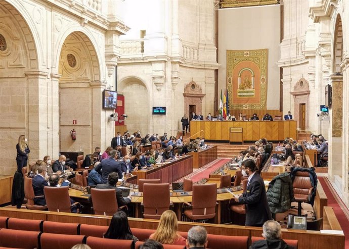 Archivo - Imagen de archivo del Pleno del Parlamento de Andalucía.