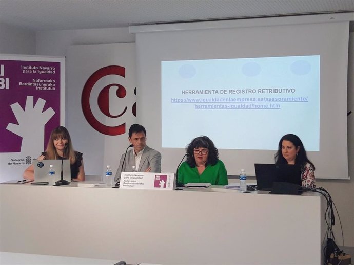 Cristina Cabrejas, de la Cámara de Comercio; Alex Uriarte, presidente de AEDIPE Navarra-La Rioja; Eva Isturiz, directora gerente del INAI;  y Ana Belén Alonso, jefa de la Unidad especializada de Seguridad y Salud Laboral.