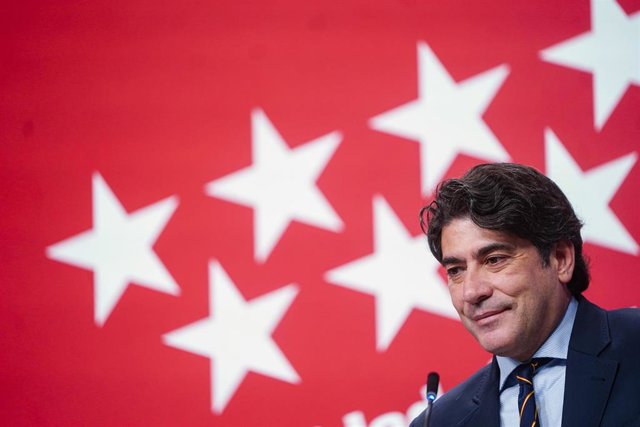 El consejero de Transportes e Infraestructuras, David Pérez, en una rueda de prensa tras un Consejo de Gobierno.