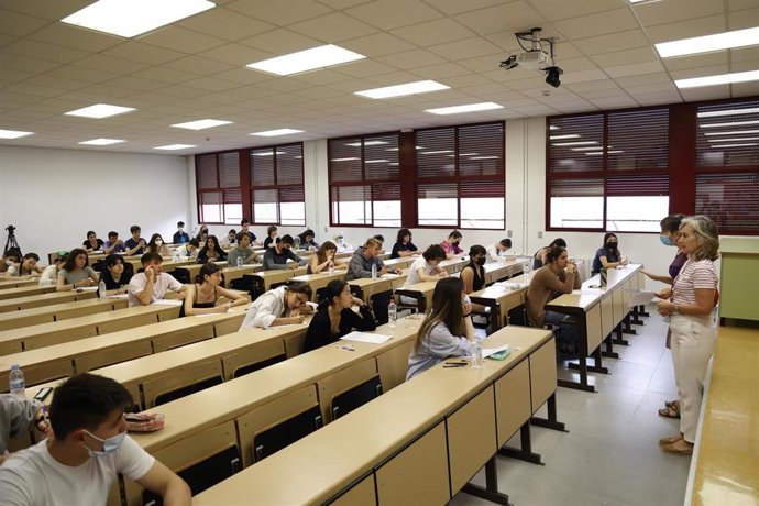 Estudiantes esperan antes de comenzar las pruebas de acceso a la universidad 2022