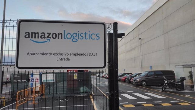 Archivo - Obras en el centro logístico de Amazon en Meres (Siero)