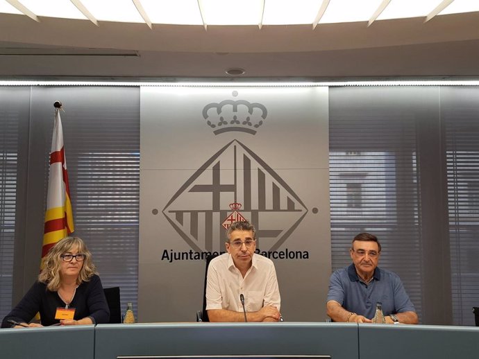 El tinent d'alcalde de Cultura de l'Ajuntament de Barcelona, Jordi Martí; la presidenta de l'APVPBP, Margarita Céspedes; i el president de l'Associació de Quioscs de la Rambla, Juan Jiménez