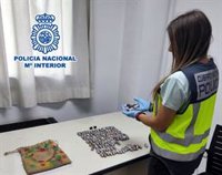 Detenidos en Alicante dos hombres que llevaban ocultos en el chasis de su vehículo 126 bellotas de hachís