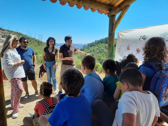 Diputación desarrolla el proyecto 'La Escuela del Bosque' en Higuera de la Sierra y Corteconcepción