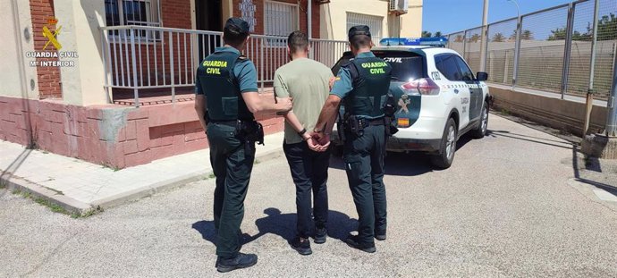 La Guardia Civil detiene al responsable de varios robos con fuerza en Pinedo