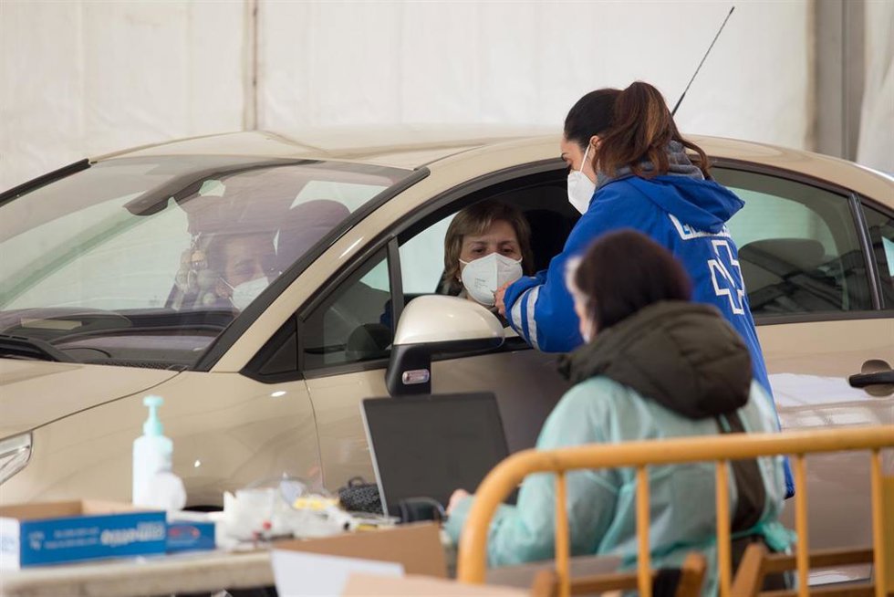 Archivo - Una trabajadora sanitaria atiende a una persona que ha acudido a realizarse un test de antígenos de Covid-19 en un dispositivo organizado en una carpa en Monforte de Lemos, Lugo, Galicia, (España), a 5 de febrero de 2021. El cribado masivo, pu