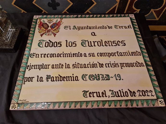 Placa que el Ayuntamiento de Teruel colocará en la entrada del Consistorio.