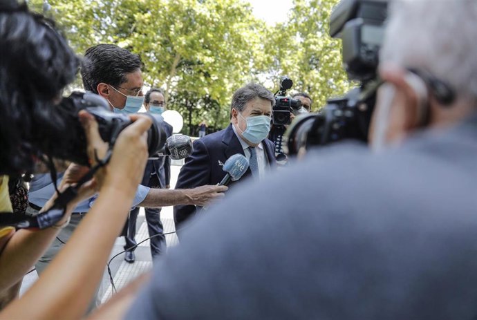 Archivo - El expresidente de la Generalitat valenciana y exvicepresidente de Bankia José Luis Olivas, en imagen de archivo a su llegada al Juzgado número 8 de Valencia que instruye presuntos sobornos a cambio de adjudicaciones de las ITV y el Plan Eólic